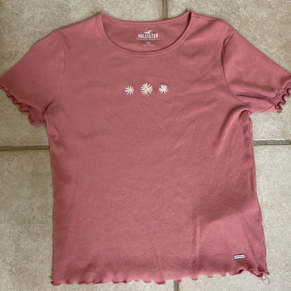 Hollister pink shirt sleeve shirt with daisies